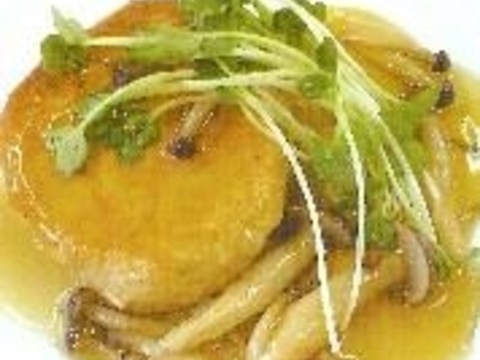 鮭缶と豆腐のハンバーグきのこソース添え